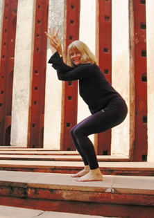 Jenny Otto in Hawaii in Garudasana / Eagle Pose
